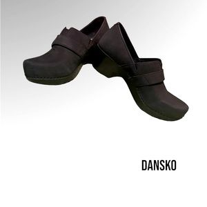 Nurses dream shoes!! Beautiful black swade Danskos size 39, New without tags.